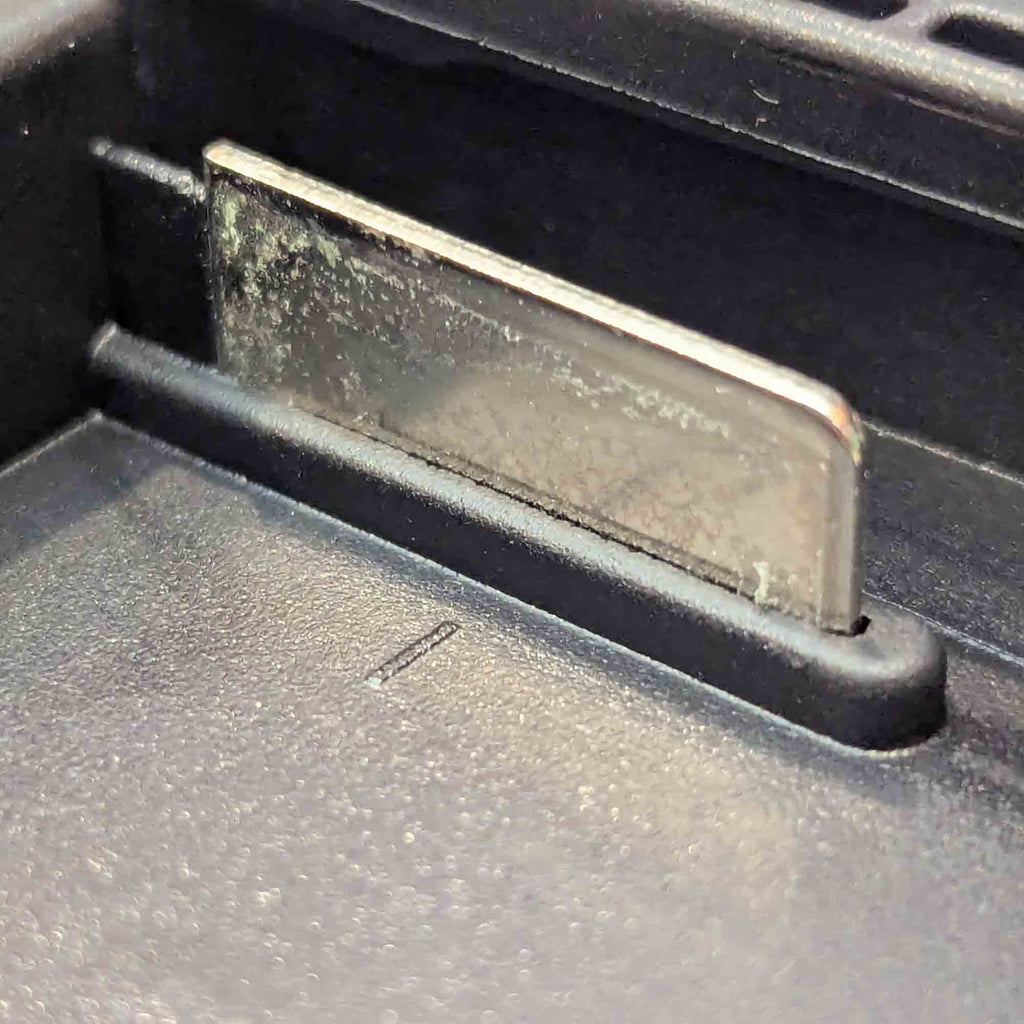 Makita 18V LXT to Ozito 18V PXC battery adapter - close-up of the battery-side connection and its flat blade terminal